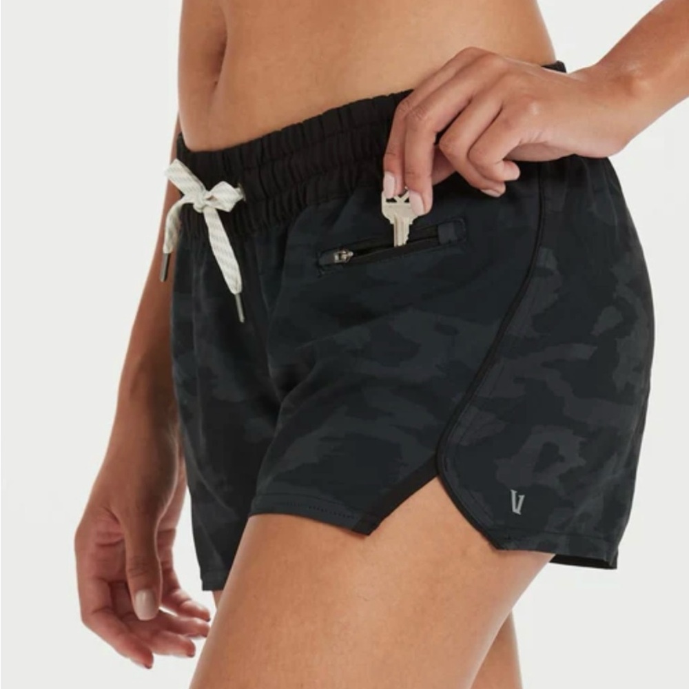 VUORI Women’s Clementine 2.0 2.5’ Black Camo Shorts XL